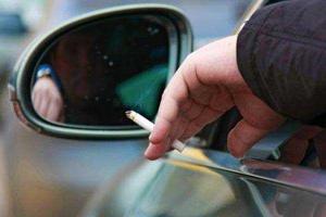 В России водителей хотят штрафовать за выброшенные из машин окурки 