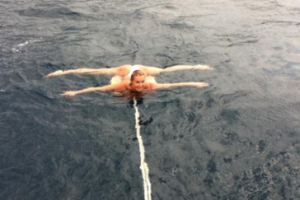 Волочкова села на шпагат во время прыжка с парашютом 