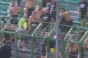 ​Футбольные болельщики раздели до гола поклонника чужой команды (18+)