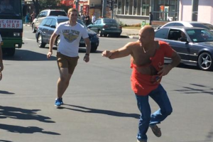 Харьковские активисты напали на мужчину в футболке с надписью "СССР"