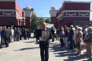 Льва Дурова похоронили на Новодевичьем кладбище в Москве рядом с могилой Людмилы Зыкиной