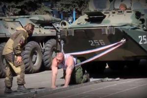 В сети появилось видео, как боевик тянет на себе БТР