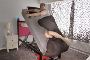 Для тяжелых на подъем людей создана кровать-будильник