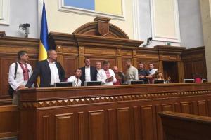Радикальная партия Ляшко заблокировала парламентскую трибуну