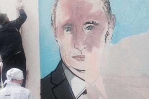 В Симферополе коммунальщики закрасили свежий портрет Путина