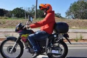 Мужчина собрал мотоцикл, который работает на воде