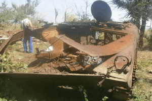 Волонтеры нашли на Луганщине сгоревший БМП с останками экипажа