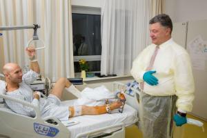 Президент в Берлине проведал раненых украинских воинов