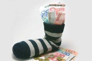 Россиянин вез из Китая 3 миллиона рублей в носках