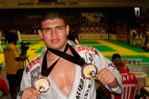 Известный боец UFC избил в баре 10 охранников