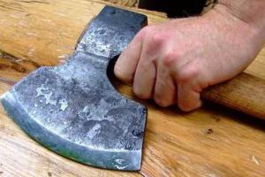 45-летнюю харьковчанку едва не зарубил сожитель-пенсионер 