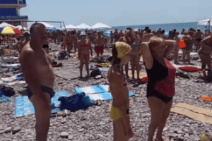 Акунину жалко россиян, которые голышом вскакивают, чтобы петь гимн России 