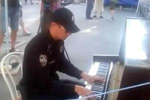 Представитель новой полиции в Киеве на Андреевском спуске сыграл на пианино 