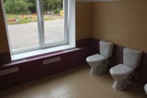 В калининградской в школе с православным уклоном построили туалеты без дверей и с огромными окнами