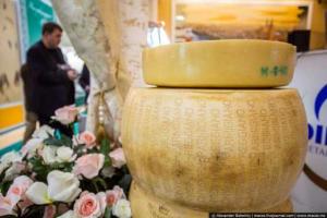 Шок! В России твердые сыры изготавливают из свинины и сои