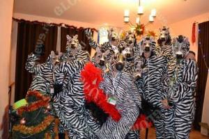 Человек-зебра и плакальщица вошли в список самых странных профессий в мире