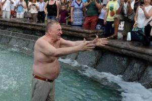 Владимир Жириновский: "Надо отдыхать на Алтае, на зарубежных курортах дохлыми баранами кормят!"