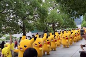 Город в Японии заполонили покемоны