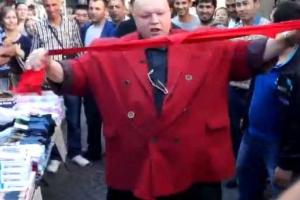 Российский музыкант уcтроил шоу на рынке: рвал импортные трусы