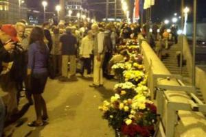 Полгода назад убили Немцова, к месту трагедии люди принесли цветы