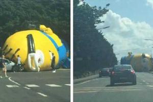 Гигантский надувной миньон заблокировал движение на трассе в Дублине