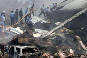 В Сирии боевой самолет упал на городской рынок и убил десятки людей