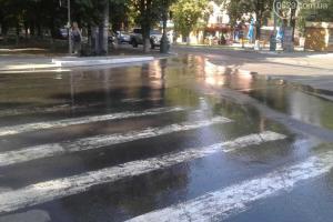 Один из центральных проспектов Мариуполя залит водой