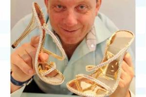 Бейонсе шокировала босоножками из золота и платины