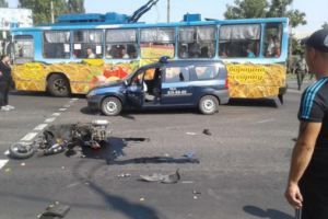 В Донецке машина начальника полиции «ДНР» сбила мирного скутериста 