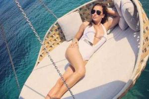 Ани Лорак продолжает хвастаться снимками с отдыха