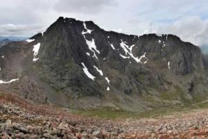 Турист залез на крутую гору и возмутился, что там нет туалета