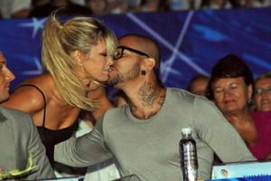 В сети появился снимок страстного поцелуя Брежневой и Тимати 