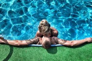 Бузова показала страстный поцелуй с мужем