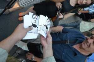 На листовках от "Правого сектора" Порошенко изображен с пулей во лбу