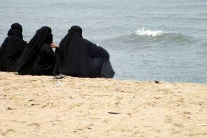 В Грозном открыли пляж для женщин, огороженный трехметровым забором