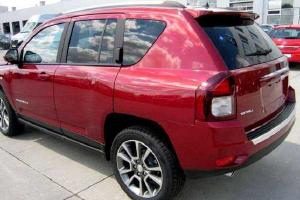 Блондинка на джипе покатала на капоте киевских полицейских