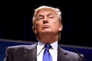 Дональд Трамп во время выступления позволил члену Республиканской партии потрогать свои волосы