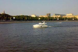 Вертолет с 4-мя пассажирами упал в Москву-реку