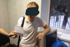 В Запорожье поймали педофила в женской одежде и вручили ему повестку в армию