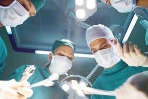 Врачи делают вторую операцию 5-месячной девочке, раненой в Марьинке 