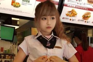В тайваньском «Макдональдсе» работает неземной красоты девушка