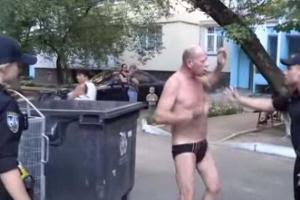 Голый водитель напал на патрульных в Киеве