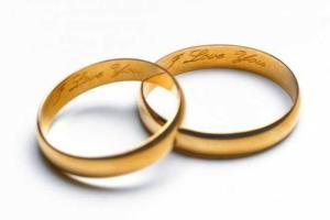 После 18-ти лет брака обручальное кольцо женщины "сменило" надпись 