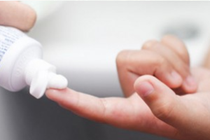 Исследование: 14% взрослых людей чистят зубы пальцами