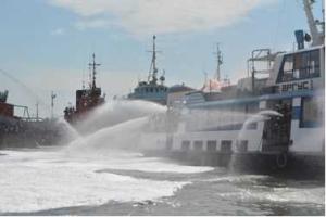 На Керченской переправе тушили теплоход, "пассажиры" прыгали за борт