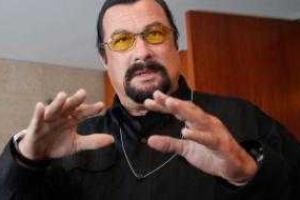 Стивен Сигал считает себя «русским монголом» и ищет свои корни в Якутии и Казахстане