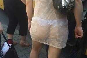 Девушка в лифчике и трусах гуляла по Киеву 