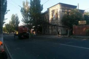 В Мариуполе водитель иномарки врезался в столб, повалил его и скрылся 