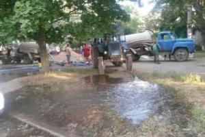 В Мариуполе мощный порыв водопровода: питьевая вода затопила бульвар Шевченко 