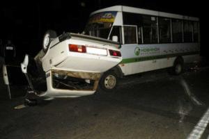 В Николаеве маршрутка врезалась в перевернувшийся автомобиль: 7 пострадавших
